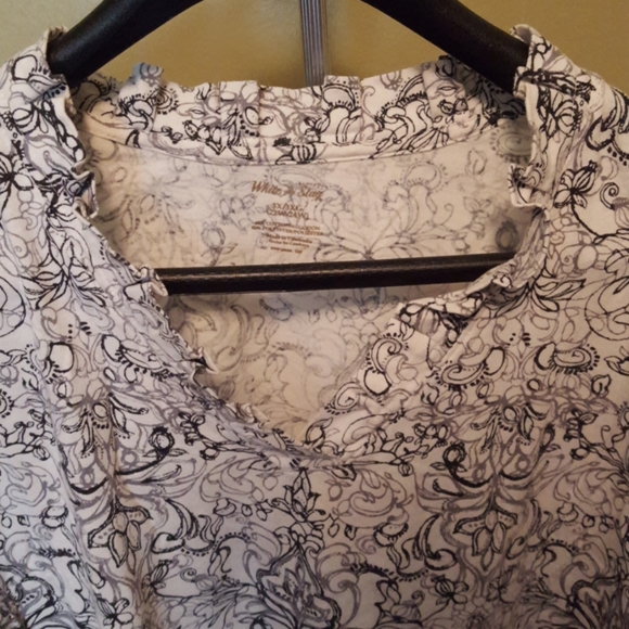 Woman's Pattern top - Picture 3 of 4